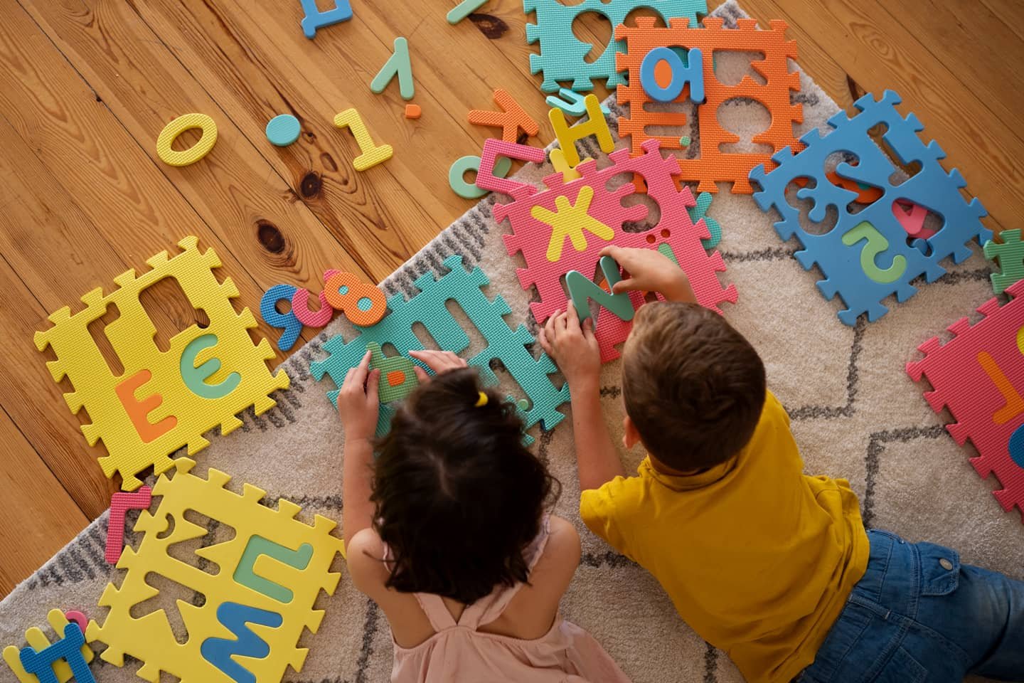 Enfants qui jouent avec des lettres